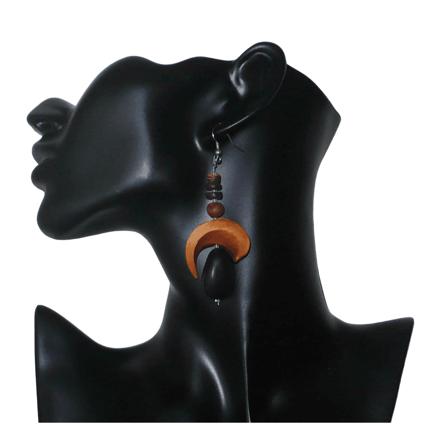 Boucles d'oreilles afro-caribéennes aux accents tropicaux composées de perles et de graines exotiques. Elles mesurent 8.5 cm de long et 3.5 cm de large, et se portent sur des oreilles percées.
