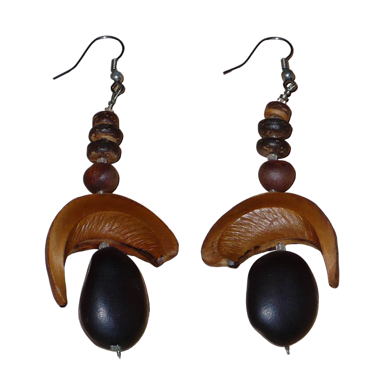 Boucles d'oreilles afro-caribéennes aux accents tropicaux composées de perles et de graines exotiques. Elles mesurent 8.5 cm de long et 3.5 cm de large, et se portent sur des oreilles percées.