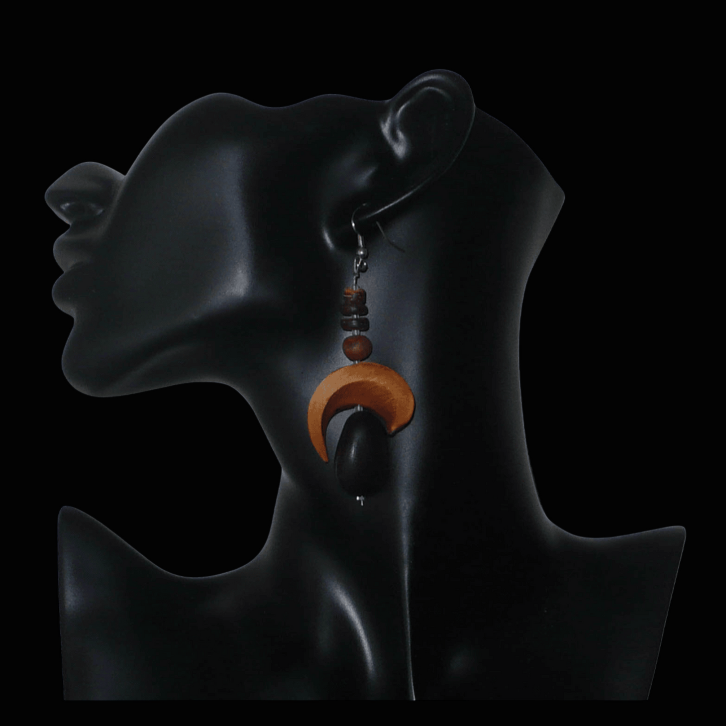 Boucles d'oreilles afro-caribéennes aux accents tropicaux composées de perles et de graines exotiques. Elles mesurent 8.5 cm de long et 3.5 cm de large, et se portent sur des oreilles percées.