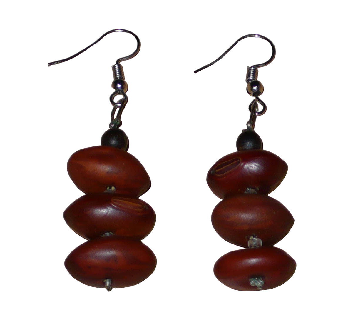 Boucles d'oreilles afro-caribéennes composées de graines organiques issues de la forêt tropicale et de perles de rocailles translucides. De taille moyenne, elles mesurent 6 cm de long et 2 cm de large, et se portent avec des crochets en acier inoxydable sur des oreilles percées.