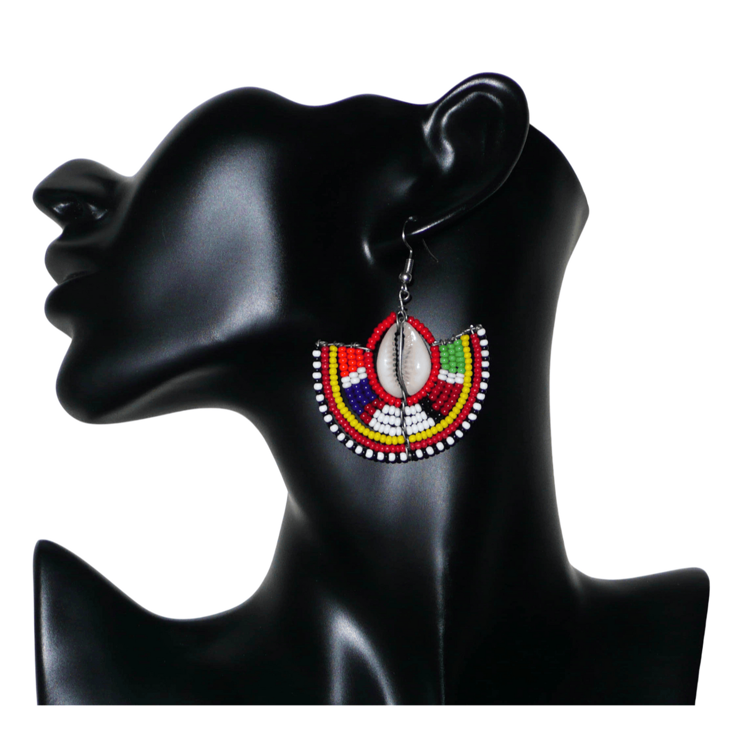 Ajoutez une touche exotique à votre style avec cette jolie paire de boucles d'oreilles africaines issues de l'artisanat traditionnel Massai. Ces boucles d'oreilles ethniques chic se composent de perles de rocaille rouges et multicolores et de coquillages cauris. De taille moyenne, elles mesurent 6 cm de long et 4.5 cm de large, et se portent avec des crochets en acier inoxydable sur des oreilles percées.