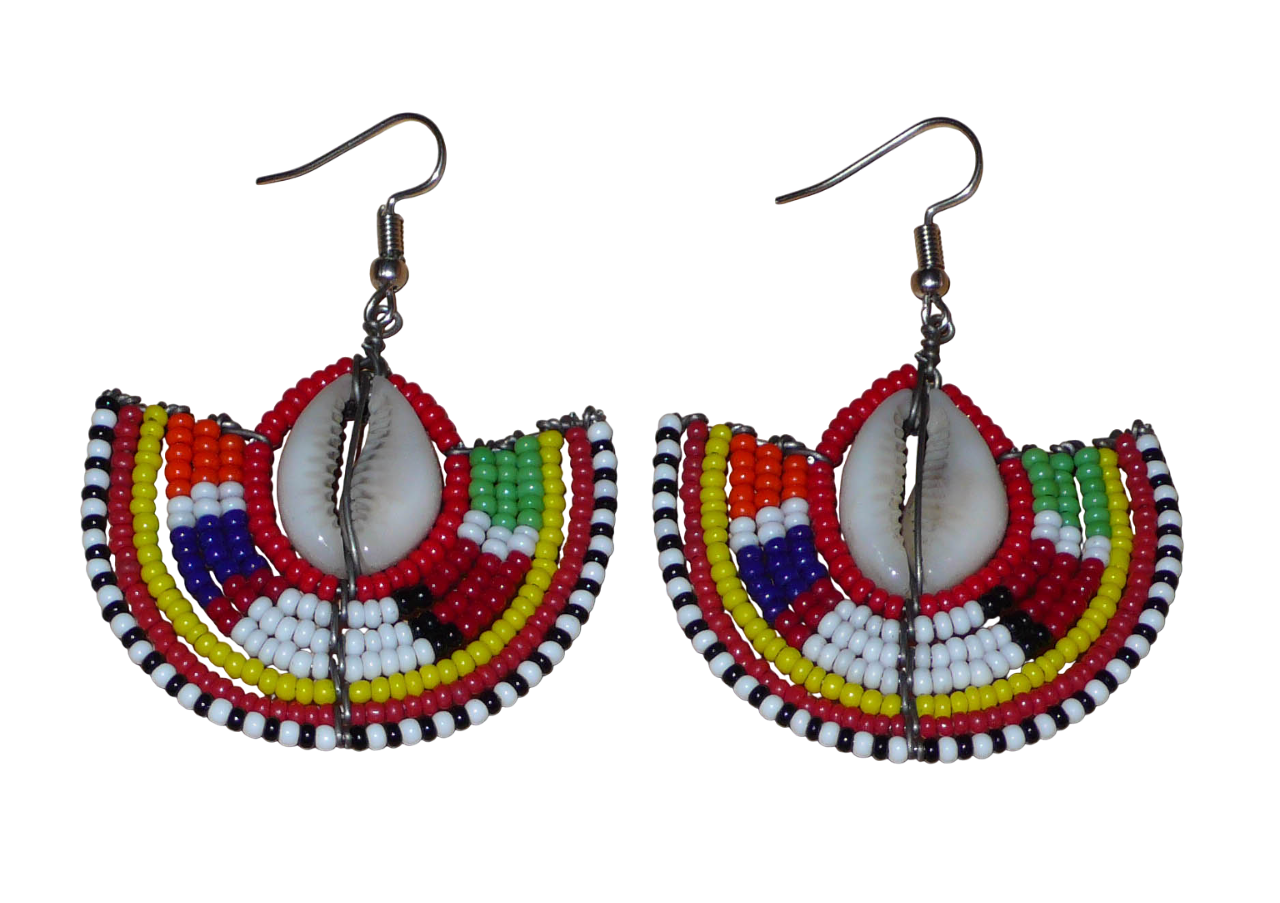 Ajoutez une touche exotique à votre style avec cette jolie paire de boucles d'oreilles africaines issues de l'artisanat traditionnel Massai. Ces boucles d'oreilles ethniques chic se composent de perles de rocaille rouges et multicolores et de coquillages cauris. De taille moyenne, elles mesurent 6 cm de long et 4.5 cm de large, et se portent avec des crochets en acier inoxydable sur des oreilles percées.