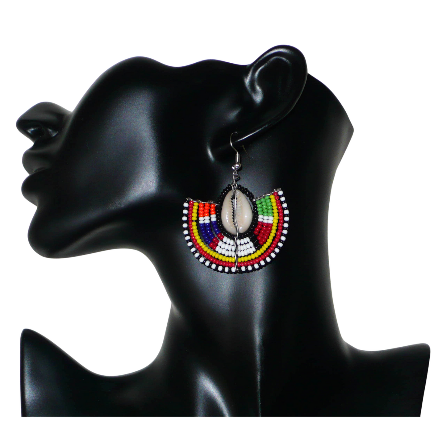 Apportez une note de couleurs à votre look avec cette paire de boucles d'oreilles africaines au style exotique chic issues de l'artisanat traditionnel Massai. Confectionnées à la main au Kenya, ces boucles d'oreilles se composent de perles de rocaille noires et multicolores et de coquillages cauris. De taille moyenne, elles mesurent 6 cm de long et 4.5 cm de large, et se portent avec des crochets en acier inoxydable sur des oreilles percées.