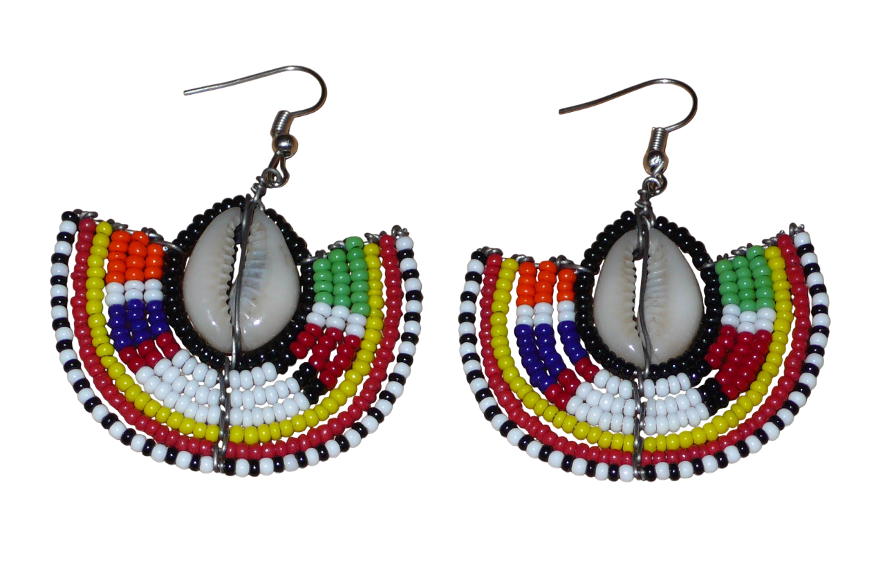 Apportez une note de couleurs à votre look avec cette paire de boucles d'oreilles africaines au style exotique chic issues de l'artisanat traditionnel Massai. Confectionnées à la main au Kenya, ces boucles d'oreilles se composent de perles de rocaille noires et multicolores et de coquillages cauris. De taille moyenne, elles mesurent 6 cm de long et 4.5 cm de large, et se portent avec des crochets en acier inoxydable sur des oreilles percées.