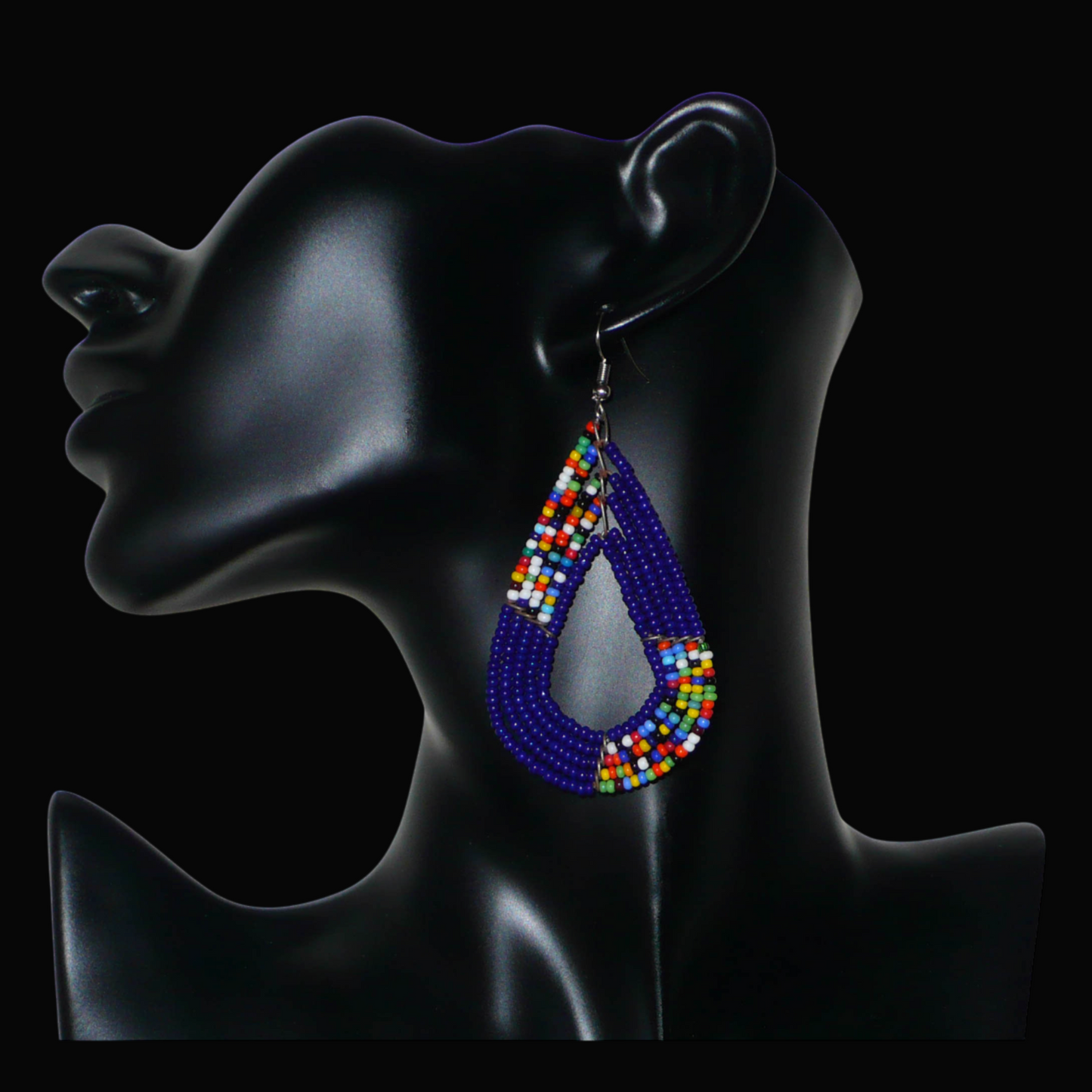 afro boho chic des années 70. Elles se composent de perles de rocaille bleu foncé et d'un mélange de perles multicolores glissées sur cinq rangées de fils de fer en forme de gouttes légèrement triangulaires. Ces boucles d'oreilles mesurent 8 cm de long et 4 cm de large ; elles se portent avec des crochets en acier inoxydable sur des oreilles percées.