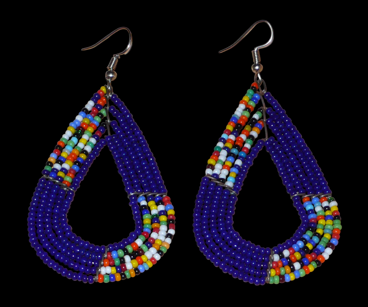 afro boho chic des années 70. Elles se composent de perles de rocaille bleu foncé et d'un mélange de perles multicolores glissées sur cinq rangées de fils de fer en forme de gouttes légèrement triangulaires. Ces boucles d'oreilles mesurent 8 cm de long et 4 cm de large ; elles se portent avec des crochets en acier inoxydable sur des oreilles percées.