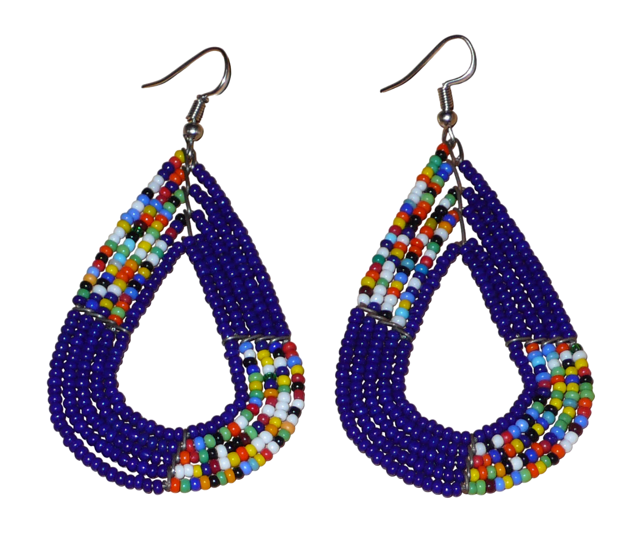 afro boho chic des années 70. Elles se composent de perles de rocaille bleu foncé et d'un mélange de perles multicolores glissées sur cinq rangées de fils de fer en forme de gouttes légèrement triangulaires. Ces boucles d'oreilles mesurent 8 cm de long et 4 cm de large ; elles se portent avec des crochets en acier inoxydable sur des oreilles percées.