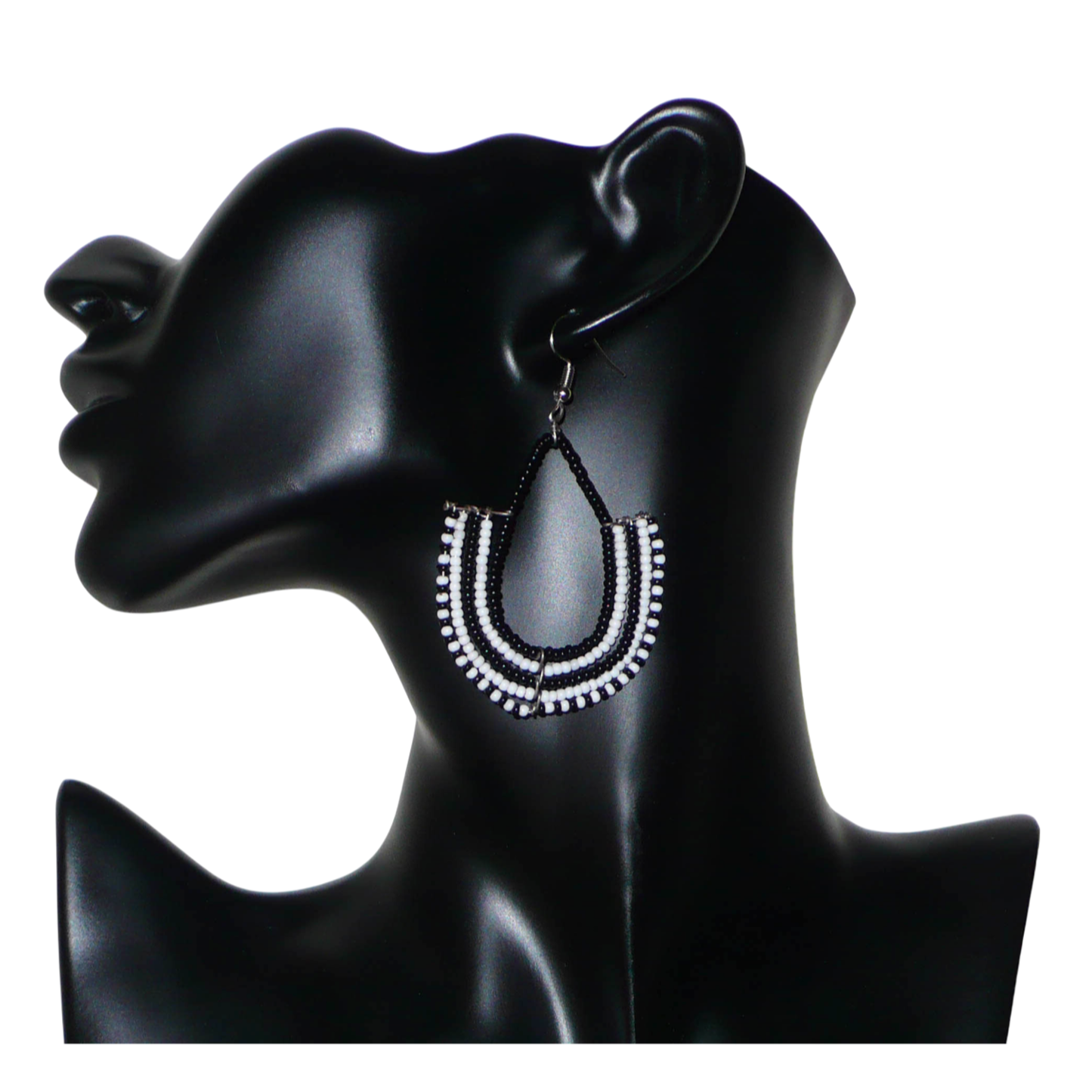 Boucles d'oreilles kenyanes Massai bicolores en forme d'ancres composées de perles de rocaille noires et blanches glissées sur des structures géométriques en fils de fer. De taille moyenne, ces boucles d'oreilles aux accents ethniques afro chic mesurent 7 cm de long et 4 cm de large ; elles se portent avec des crochets en acier inoxydable sur des oreilles percées.