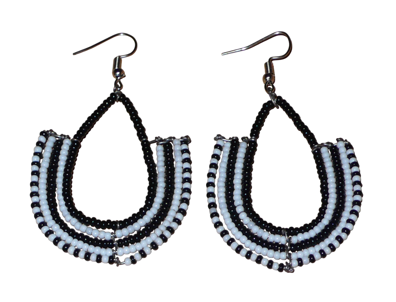 Boucles d'oreilles kenyanes Massai bicolores en forme d'ancres composées de perles de rocaille noires et blanches glissées sur des structures géométriques en fils de fer. De taille moyenne, ces boucles d'oreilles aux accents ethniques afro chic mesurent 7 cm de long et 4 cm de large ; elles se portent avec des crochets en acier inoxydable sur des oreilles percées.