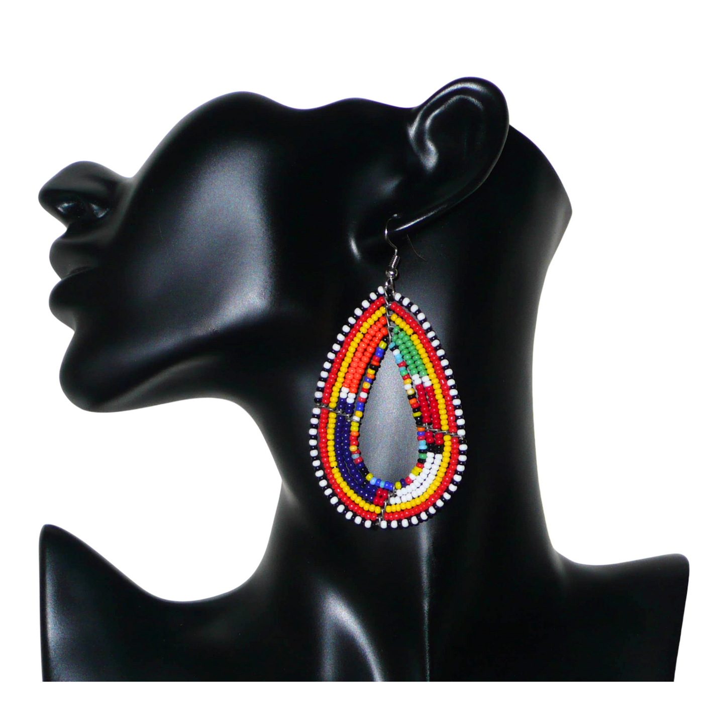 Ajoutez de la couleur à votre look avec ces longues boucles d'oreilles africaines à motifs ethniques traditionnels Massai. Confectionnées selon la tradition artisanale kenyane, elles sont composées de perles de rocaille multicolores glissées sur six rangées de fils de fer montés en forme de gouttes. Ces boucles d'oreilles mesurent 8 cm de long et 4.5 cm de large ; elles se portent avec des crochets en acier inoxydable sur des oreilles percées.