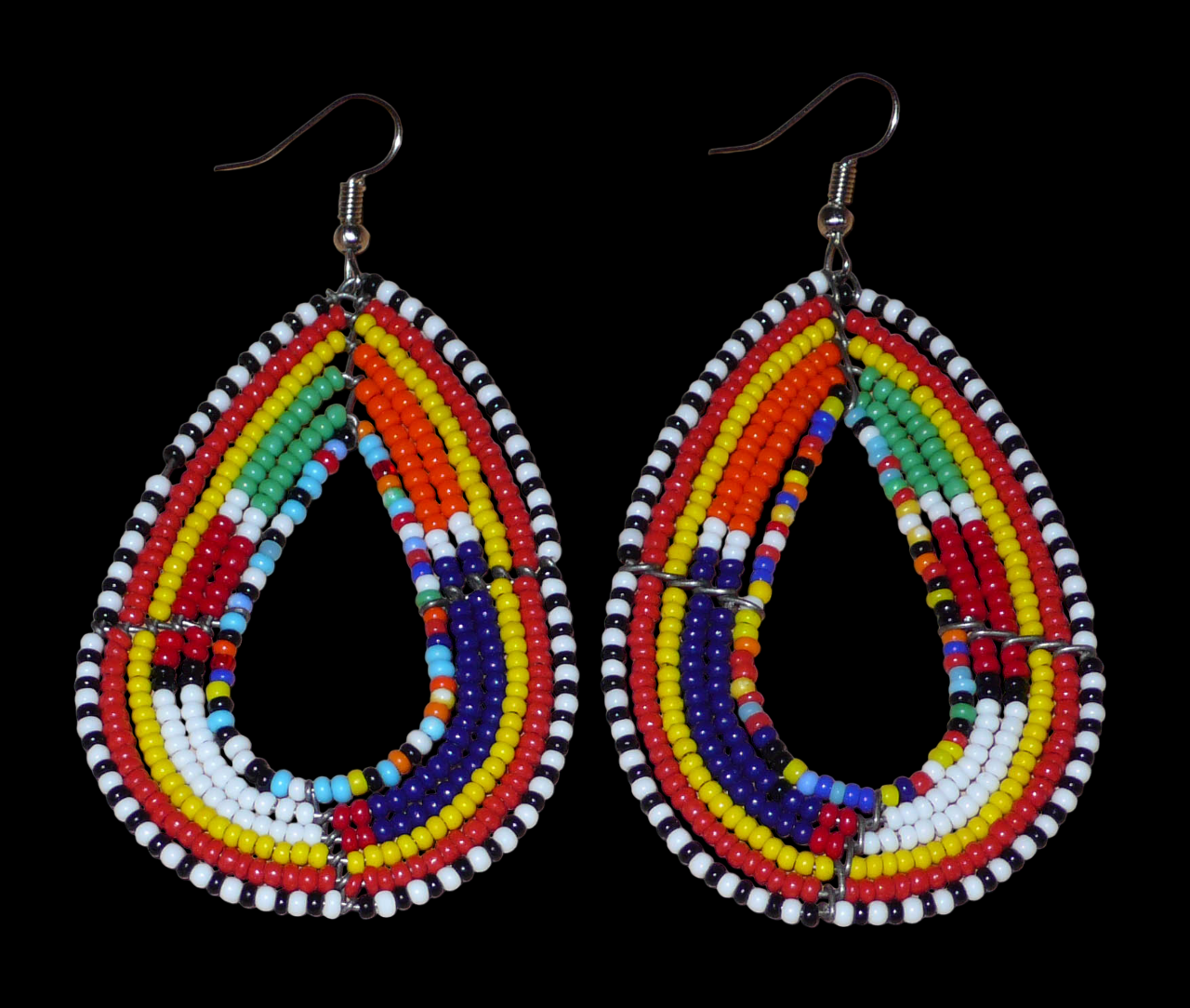Ajoutez de la couleur à votre look avec ces longues boucles d'oreilles africaines à motifs ethniques traditionnels Massai. Confectionnées selon la tradition artisanale kenyane, elles sont composées de perles de rocaille multicolores glissées sur six rangées de fils de fer montés en forme de gouttes. Ces boucles d'oreilles mesurent 8 cm de long et 4.5 cm de large ; elles se portent avec des crochets en acier inoxydable sur des oreilles percées.