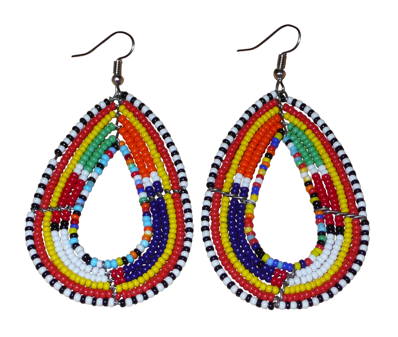 Ajoutez de la couleur à votre look avec ces longues boucles d'oreilles africaines à motifs ethniques traditionnels Massai. Confectionnées selon la tradition artisanale kenyane, elles sont composées de perles de rocaille multicolores glissées sur six rangées de fils de fer montés en forme de gouttes. Ces boucles d'oreilles mesurent 8 cm de long et 4.5 cm de large ; elles se portent avec des crochets en acier inoxydable sur des oreilles percées.