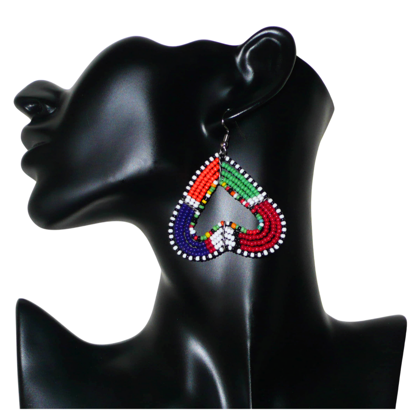 Boucles d'oreilles kenyanes Massai de fabrication artisanale se composant de perles de rocaille multicolores glissées sur cinq rangées de fils de fer montés en forme de cœurs inversés.
Cette paire de boucles d'oreilles de taille moyenne mesure 6.5 cm de long et 5 cm de large ; elle se porte avec des crochets en acier inoxydable sur des oreilles percées.