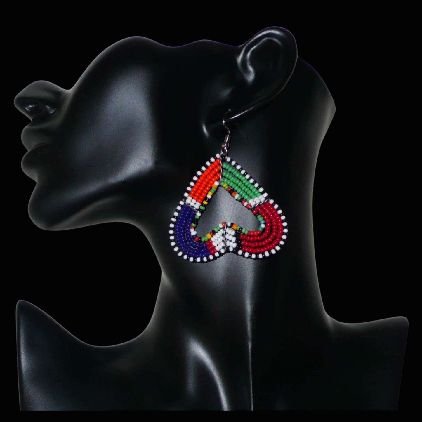 Boucles d'oreilles kenyanes Massai de fabrication artisanale se composant de perles de rocaille multicolores glissées sur cinq rangées de fils de fer montés en forme de cœurs inversés.
Cette paire de boucles d'oreilles de taille moyenne mesure 6.5 cm de long et 5 cm de large ; elle se porte avec des crochets en acier inoxydable sur des oreilles percées.