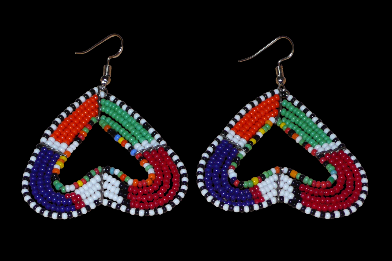 Boucles d'oreilles kenyanes Massai de fabrication artisanale se composant de perles de rocaille multicolores glissées sur cinq rangées de fils de fer montés en forme de cœurs inversés.
Cette paire de boucles d'oreilles de taille moyenne mesure 6.5 cm de long et 5 cm de large ; elle se porte avec des crochets en acier inoxydable sur des oreilles percées.
