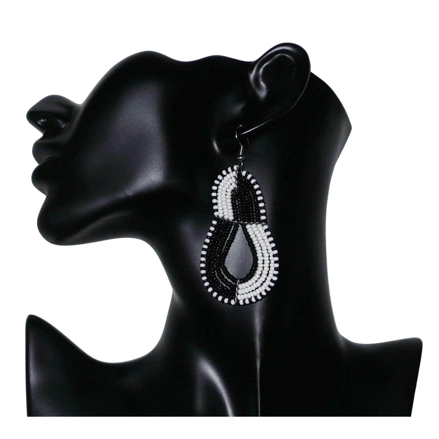 Boucles d'oreilles bicolores composées de perles noires et blanches montées en forme de poires. Elles mesurent 8 cm de long et 3,8 cm de large et se portent sur des oreilles percées.