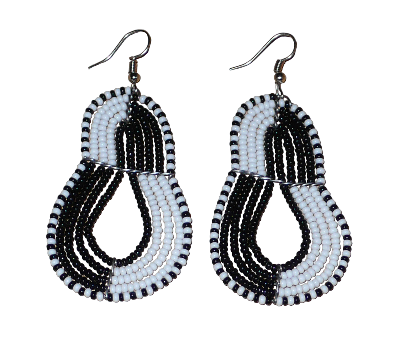 Boucles d'oreilles bicolores composées de perles noires et blanches montées en forme de poires. Elles mesurent 8 cm de long et 3,8 cm de large et se portent sur des oreilles percées.