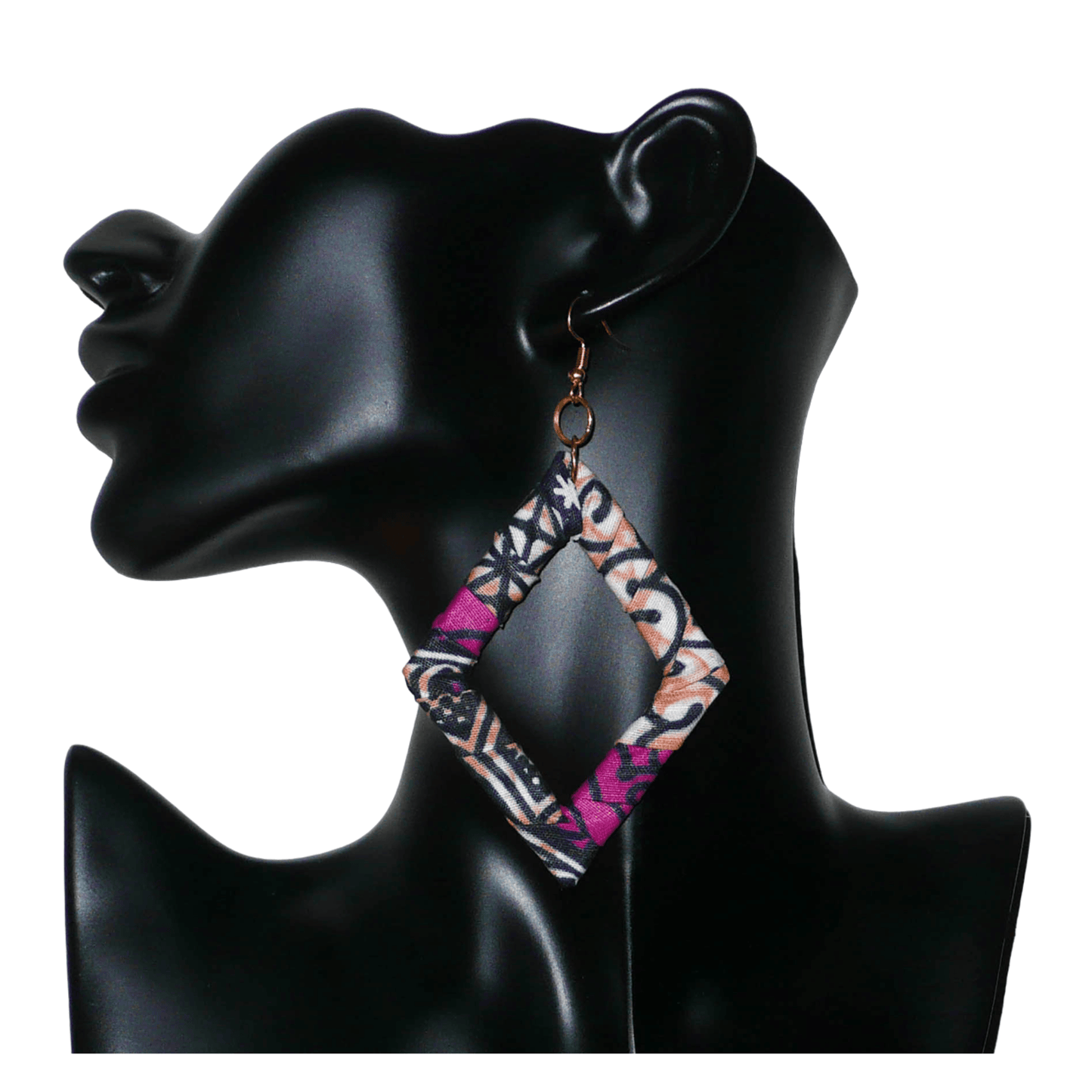 Longues boucles d'oreilles africaines en forme de losanges composées de tissu africain rose-violet, avec des touches de noir, de blanc et de beige. Elles mesurent 11 cm de long et 6 cm de large et se portent sur des oreilles percées.