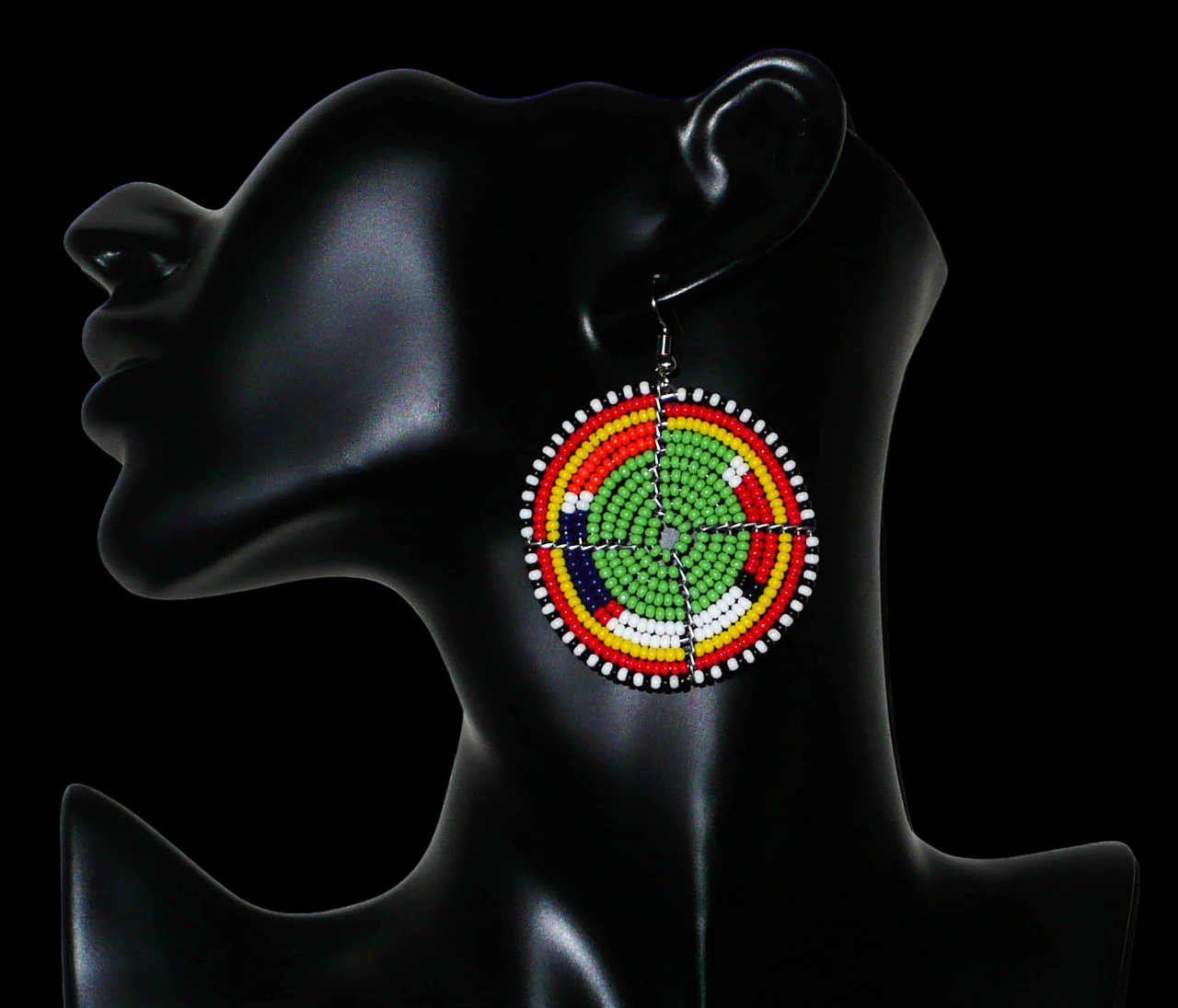 Boucles d'oreilles africaines Massai en perles de rocaille vertes et multicolores enfilées sur des structures circulaires en fils de fer. De taille moyenne, elles mesurent 6,5 cm de long et 4,5 cm de large ; elles se portent sur des oreilles percées.