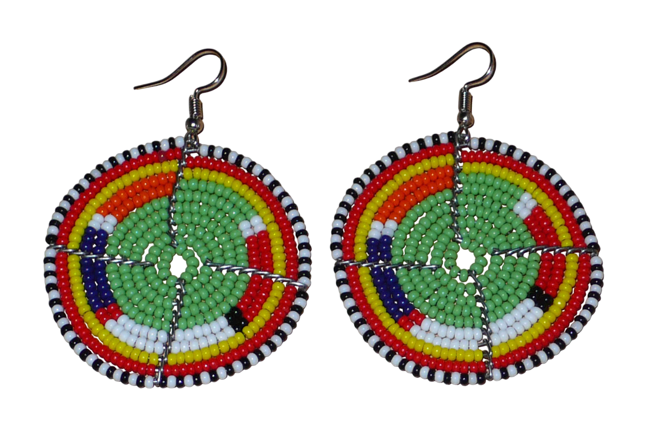 Boucles d'oreilles africaines Massai en perles de rocaille vertes et multicolores enfilées sur des structures circulaires en fils de fer. De taille moyenne, elles mesurent 6,5 cm de long et 4,5 cm de large ; elles se portent sur des oreilles percées.