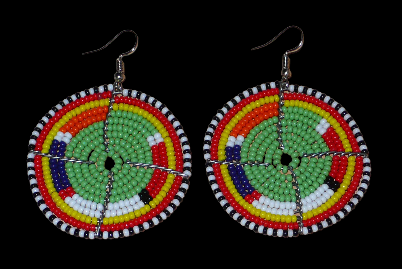 Boucles d'oreilles africaines Massai en perles de rocaille vertes et multicolores enfilées sur des structures circulaires en fils de fer. De taille moyenne, elles mesurent 6,5 cm de long et 4,5 cm de large ; elles se portent sur des oreilles percées.