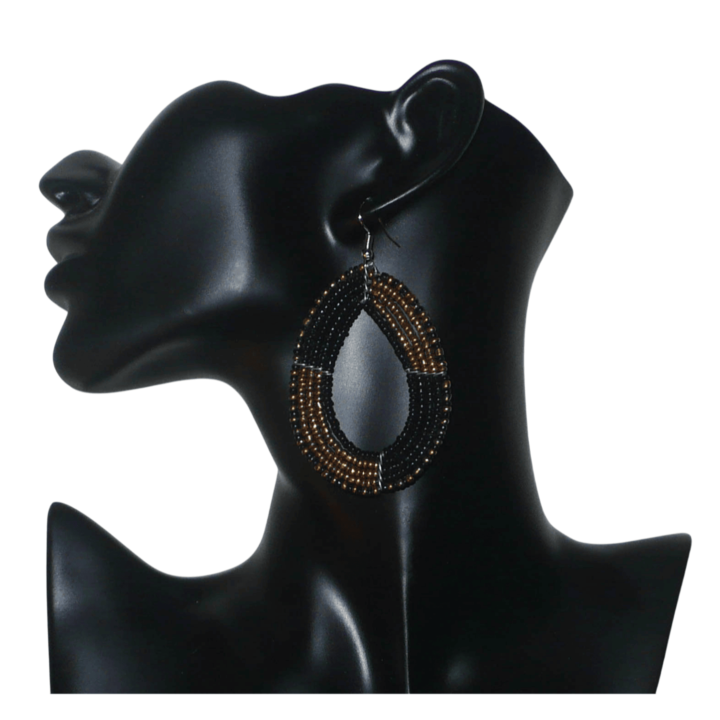 Boucles d'oreilles multi-rangs en perles de rocaille noires et dorées montées en forme de gouttes ; elles mesurent 8 cm de long et 4,5 cm de large, et se portent avec des crochets sur des oreilles percées.