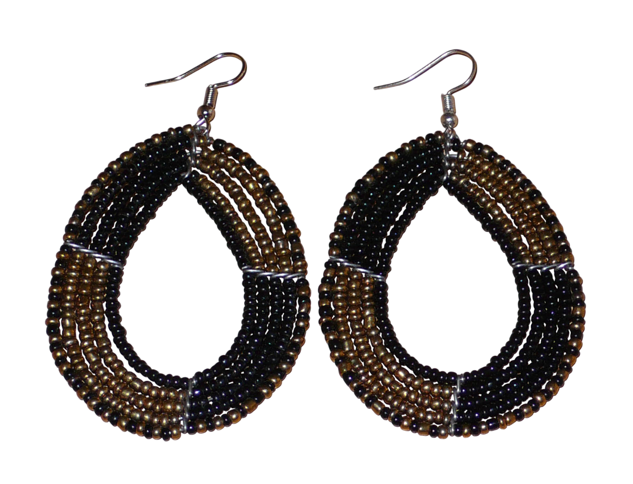 Boucles d'oreilles multi-rangs en perles de rocaille noires et dorées montées en forme de gouttes ; elles mesurent 8 cm de long et 4,5 cm de large, et se portent avec des crochets sur des oreilles percées.
