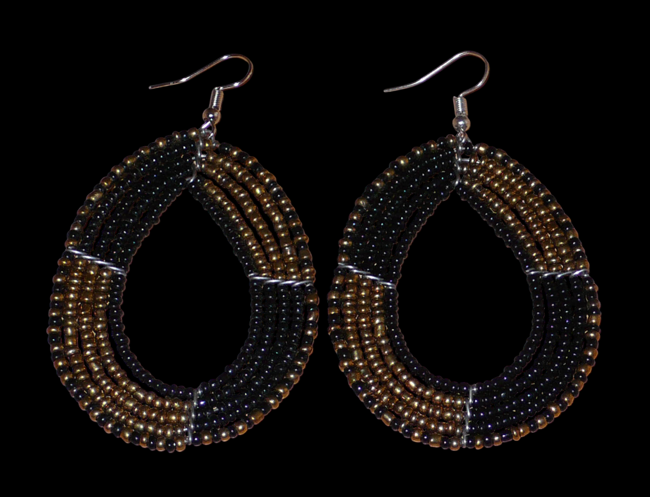 Boucles d'oreilles multi-rangs en perles de rocaille noires et dorées montées en forme de gouttes ; elles mesurent 8 cm de long et 4,5 cm de large, et se portent avec des crochets sur des oreilles percées.