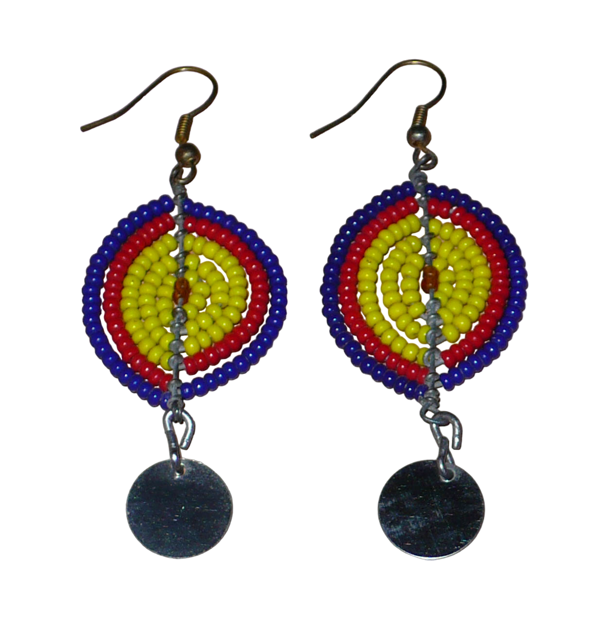 Boucles d'oreilles africaines en forme de boucliers Massai composées de perles de rocaille jaunes, rouges et bleu foncé ; elles se prolongent d'un disque métallique. Ces boucles d'oreilles mesurent 7 cm de long et 2,5 cm de large ; elles se portent sur des oreilles percées.