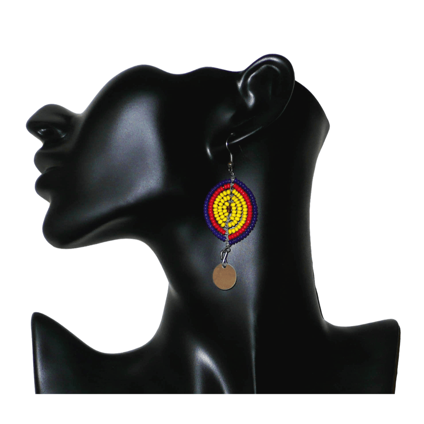 Boucles d'oreilles africaines en forme de boucliers Massai composées de perles de rocaille jaunes, rouges et bleu foncé ; elles se prolongent d'un disque métallique. Ces boucles d'oreilles mesurent 7 cm de long et 2,5 cm de large ; elles se portent sur des oreilles percées.