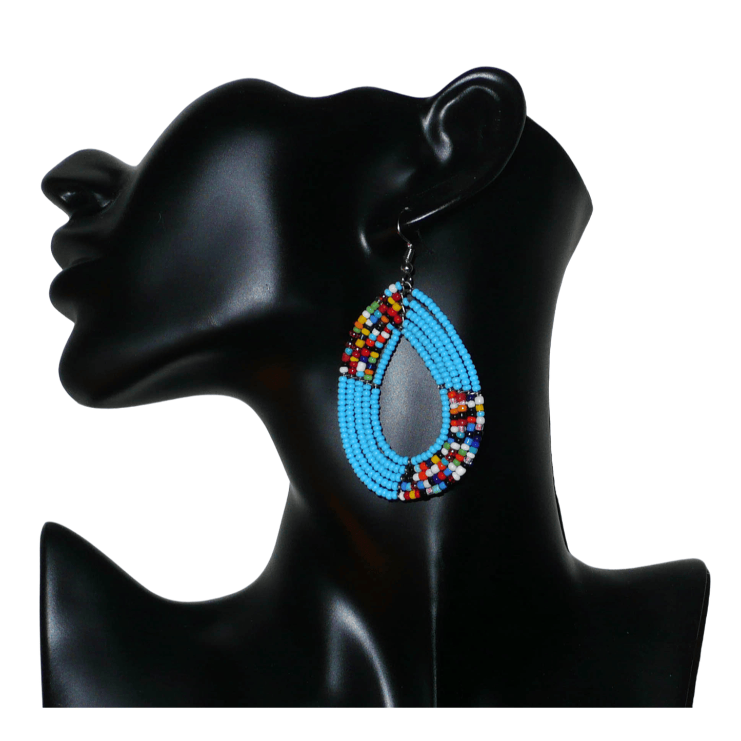 Boucles d'oreilles ethniques multi-rangs composées de perles bleu ciel et multicolores glissées sur cinq rangs de fils de fer montés en forme de gouttes. De taille moyenne, ces boucles d'oreilles kenyanes aux accents bohème mesurent 7,5 cm de long et 4 cm de large ; elles se portent avec des crochets en acier inoxydable.