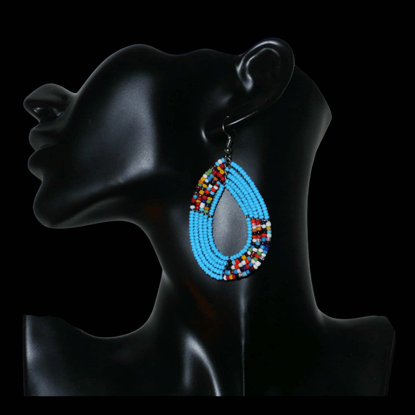 Boucles d'oreilles ethniques multi-rangs composées de perles bleu ciel et multicolores glissées sur cinq rangs de fils de fer montés en forme de gouttes. De taille moyenne, ces boucles d'oreilles kenyanes aux accents bohème mesurent 7,5 cm de long et 4 cm de large ; elles se portent avec des crochets en acier inoxydable.