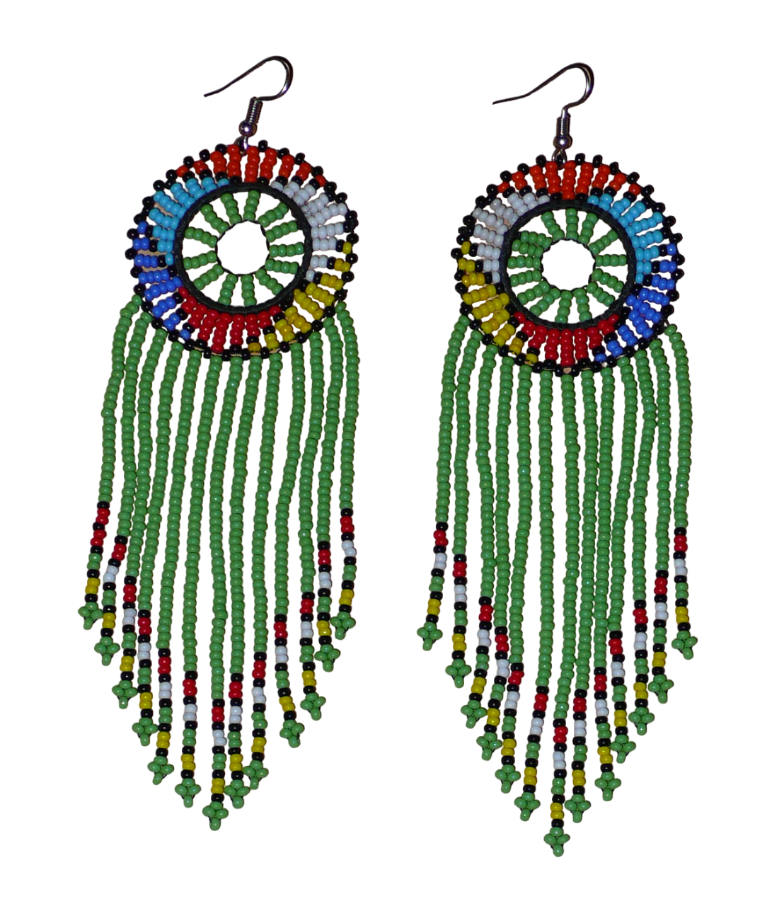 Longues boucles d'oreilles sud-africaines à franges perlées et à motifs ethniques zoulous ; elles se composent de perles de rocaille vertes et multicolores, et mesurent 15 cm de long et 4,5 cm de large.