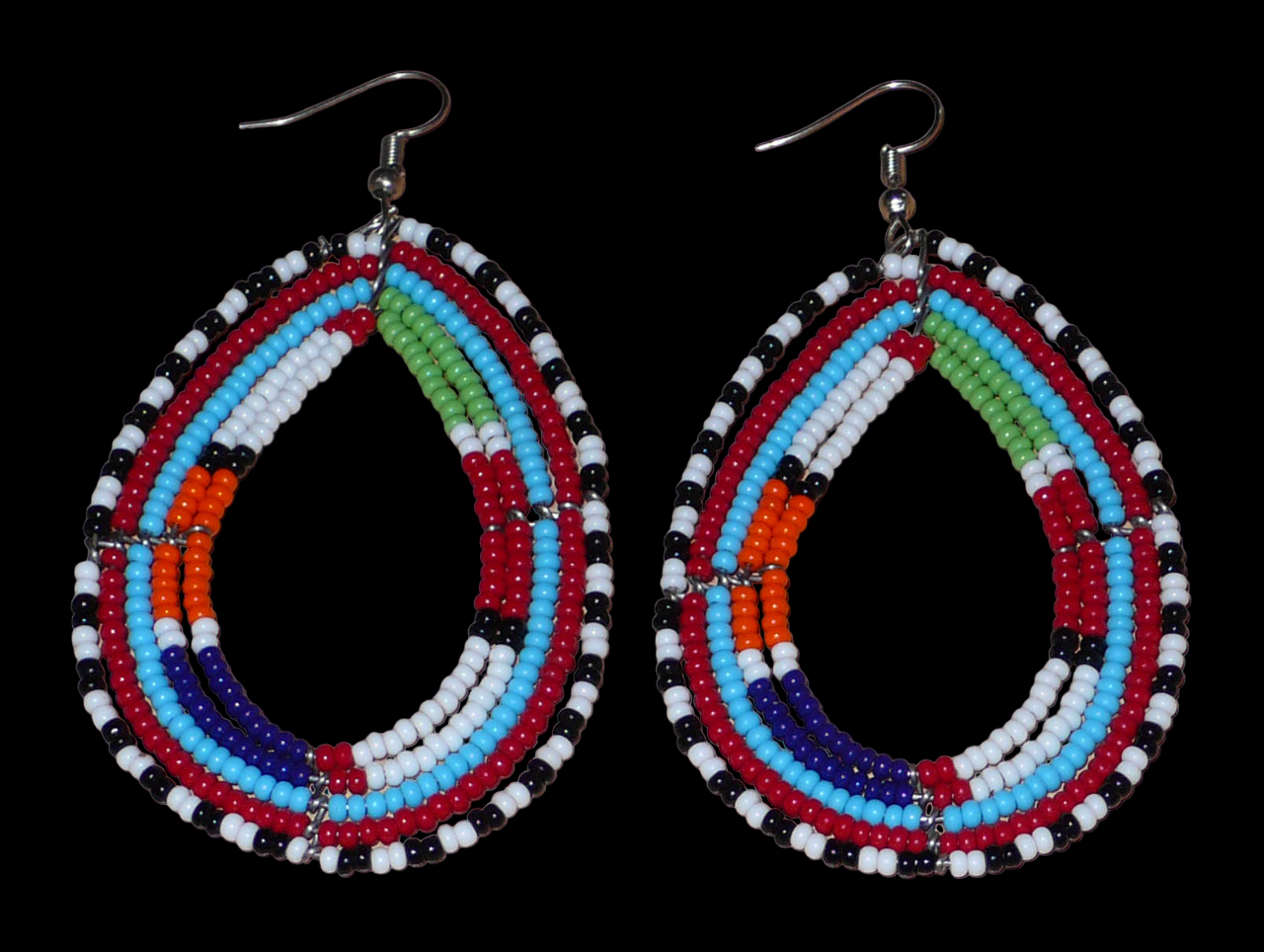 Boucles d'oreilles africaines à motifs ethniques Massai faites de perles de rocaille multicolores montées en forme de gouttes. Elles mesurent 8,5 cm de long et 4,5 cm de large et se portent sur des oreilles percées.