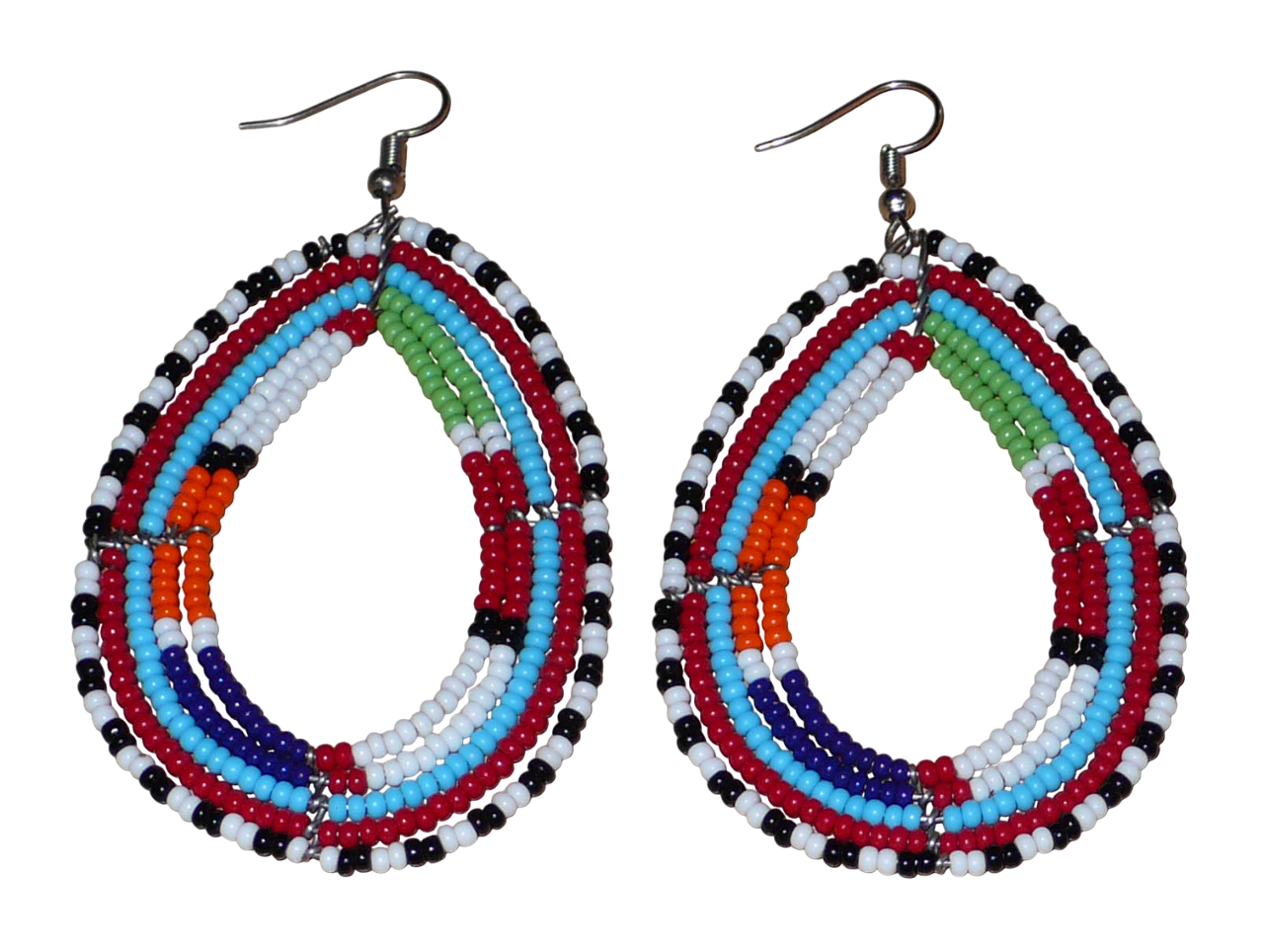 Boucles d'oreilles africaines à motifs ethniques Massai faites de perles de rocaille multicolores montées en forme de gouttes. Elles mesurent 8,5 cm de long et 4,5 cm de large et se portent sur des oreilles percées.