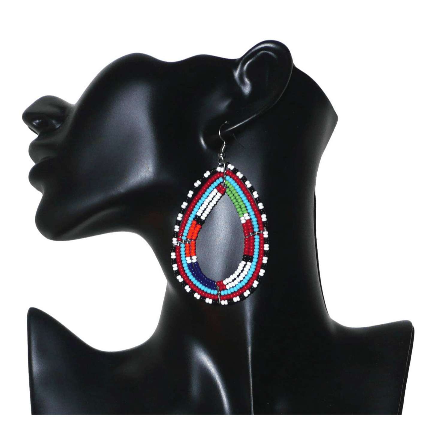 Boucles d'oreilles africaines à motifs ethniques Massai faites de perles de rocaille multicolores montées en forme de gouttes. Elles mesurent 8,5 cm de long et 4,5 cm de large et se portent sur des oreilles percées.