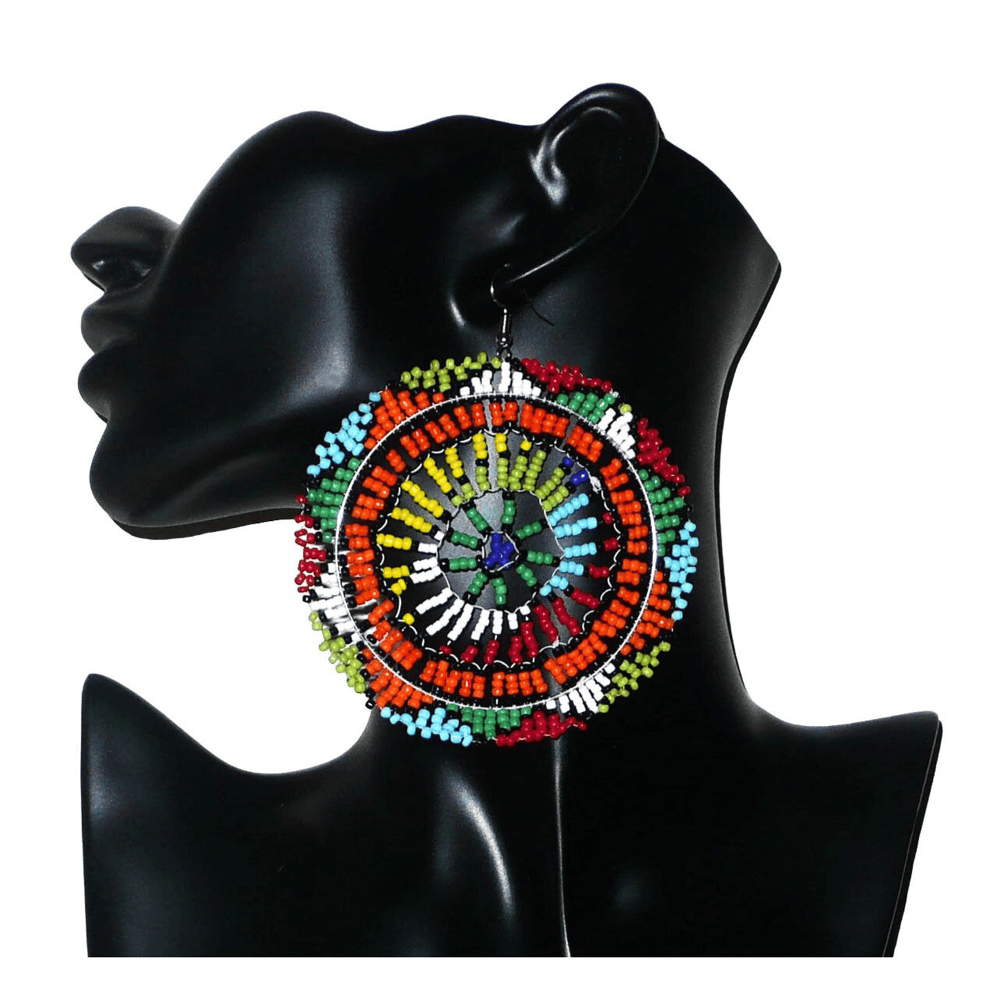Boucles d'oreilles sud-africaines rondes surdimensionnées à motifs zoulous composées de perles de rocaille multicolores. Longues et larges, elles mesurent 10 cm de long et 8,5 cm de large, et se portent sur des oreilles percées.