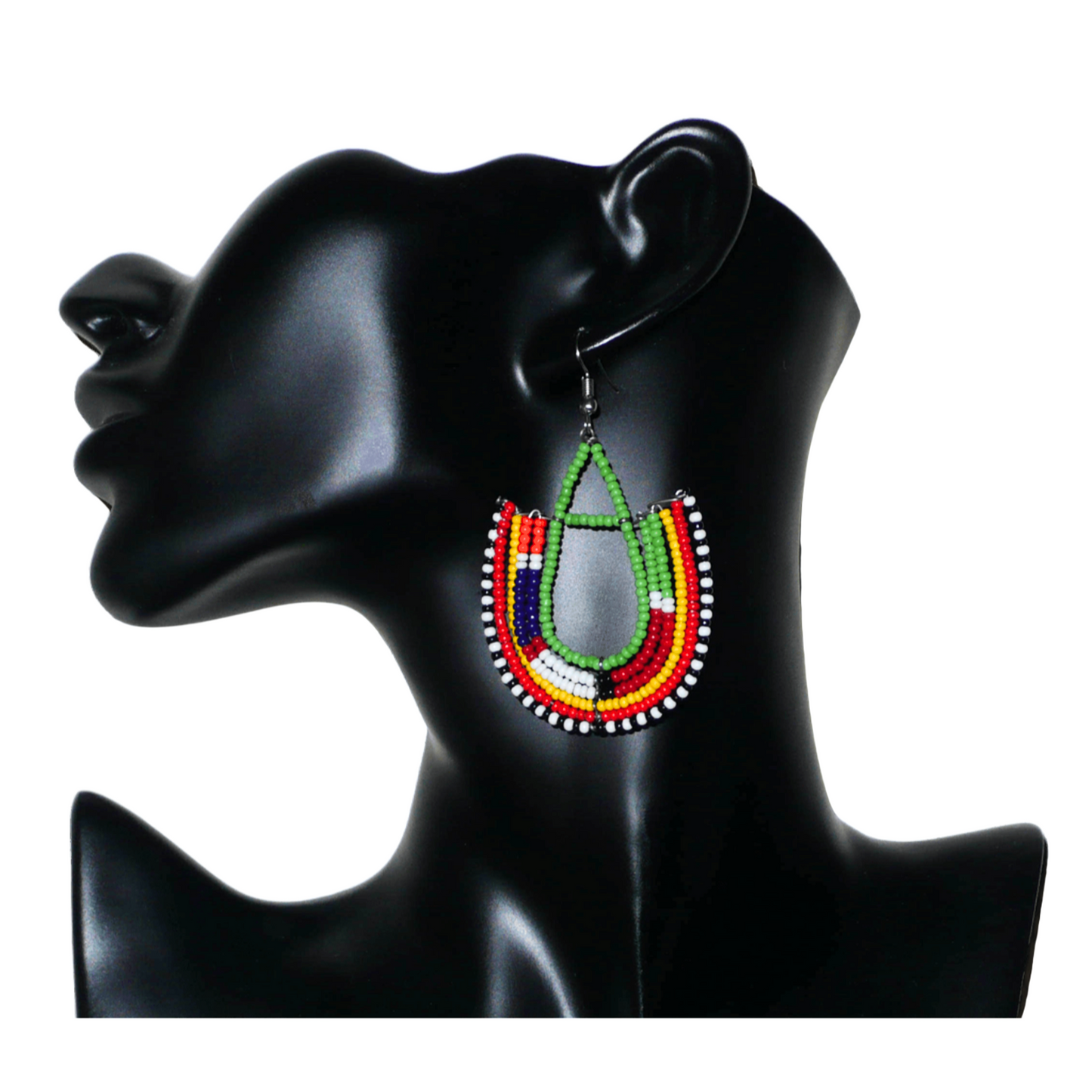 Cette paire de boucles d'oreilles africaines traditionnelles Massai riches en couleurs, de conception artisanale kenyane, apportera une touche tribale à votre look ! Elles se composent de perles de rocaille vertes et multicolores glissées sur des structures géométriques en fils de fer montés en forme d'ancres. Ces boucles d'oreilles mesurent 7.5 cm de long et 4.5 cm de large, et se portent avec des crochets en acier inoxydable sur des oreilles percées.