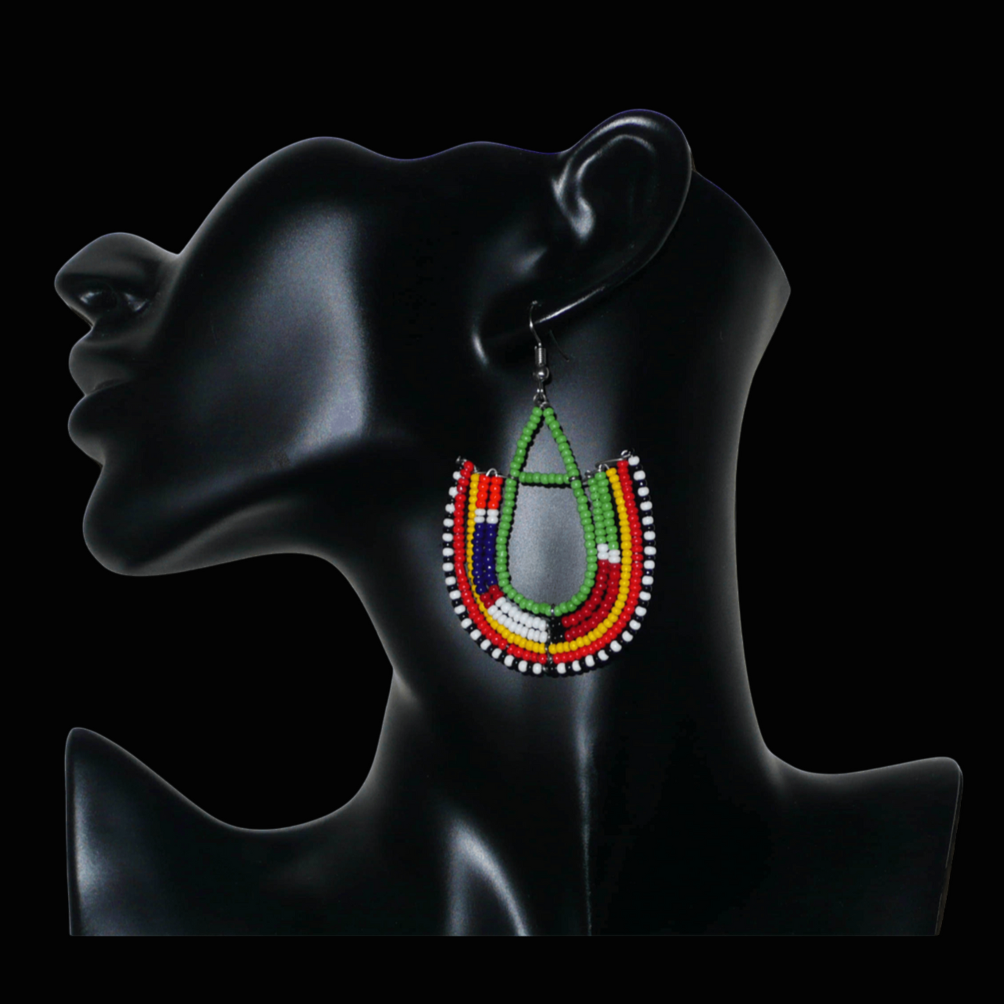Cette paire de boucles d'oreilles africaines traditionnelles Massai riches en couleurs, de conception artisanale kenyane, apportera une touche tribale à votre look ! Elles se composent de perles de rocaille vertes et multicolores glissées sur des structures géométriques en fils de fer montés en forme d'ancres. Ces boucles d'oreilles mesurent 7.5 cm de long et 4.5 cm de large, et se portent avec des crochets en acier inoxydable sur des oreilles percées.