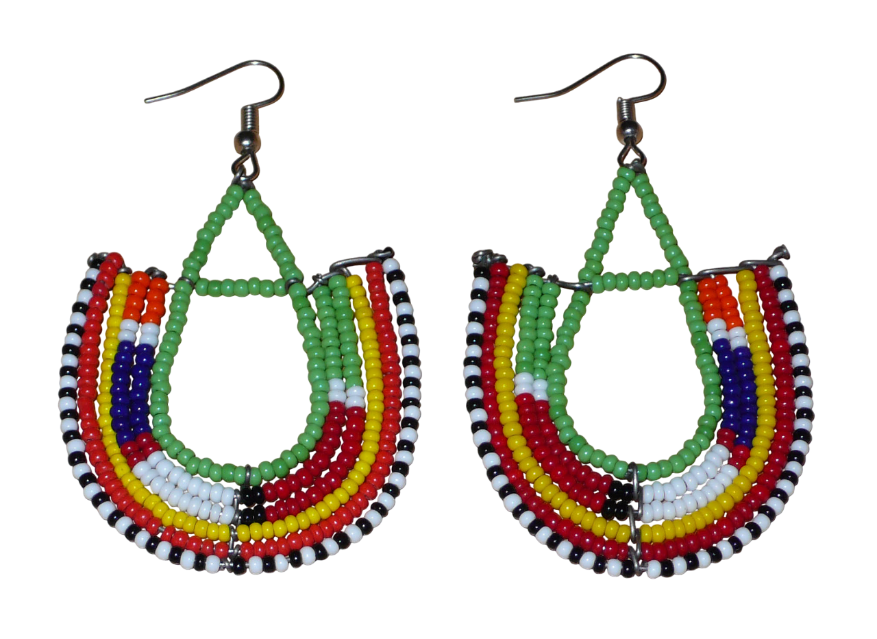 Cette paire de boucles d'oreilles africaines traditionnelles Massai riches en couleurs, de conception artisanale kenyane, apportera une touche tribale à votre look ! Elles se composent de perles de rocaille vertes et multicolores glissées sur des structures géométriques en fils de fer montés en forme d'ancres. Ces boucles d'oreilles mesurent 7.5 cm de long et 4.5 cm de large, et se portent avec des crochets en acier inoxydable sur des oreilles percées.