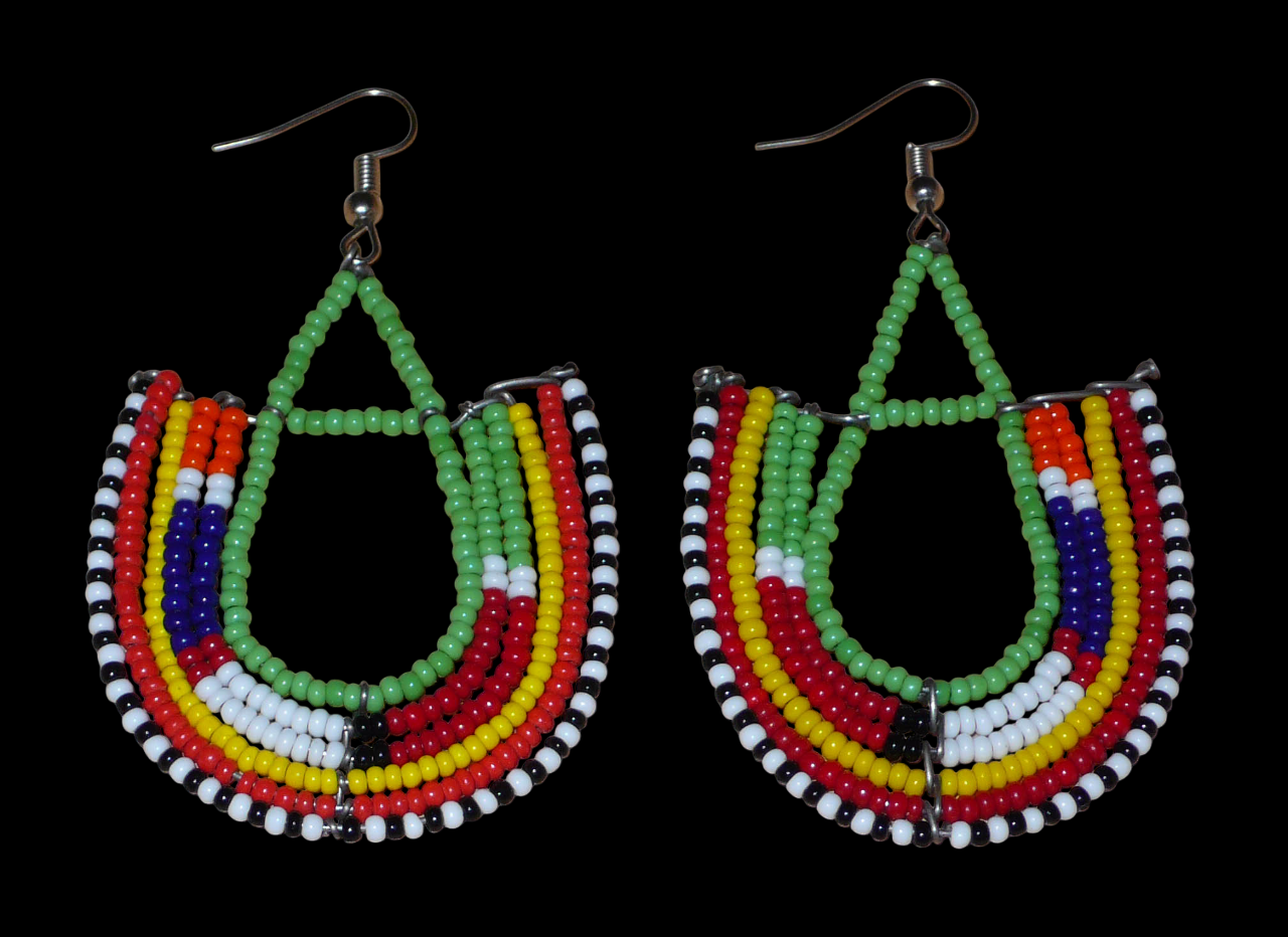 Cette paire de boucles d'oreilles africaines traditionnelles Massai riches en couleurs, de conception artisanale kenyane, apportera une touche tribale à votre look ! Elles se composent de perles de rocaille vertes et multicolores glissées sur des structures géométriques en fils de fer montés en forme d'ancres. Ces boucles d'oreilles mesurent 7.5 cm de long et 4.5 cm de large, et se portent avec des crochets en acier inoxydable sur des oreilles percées.
