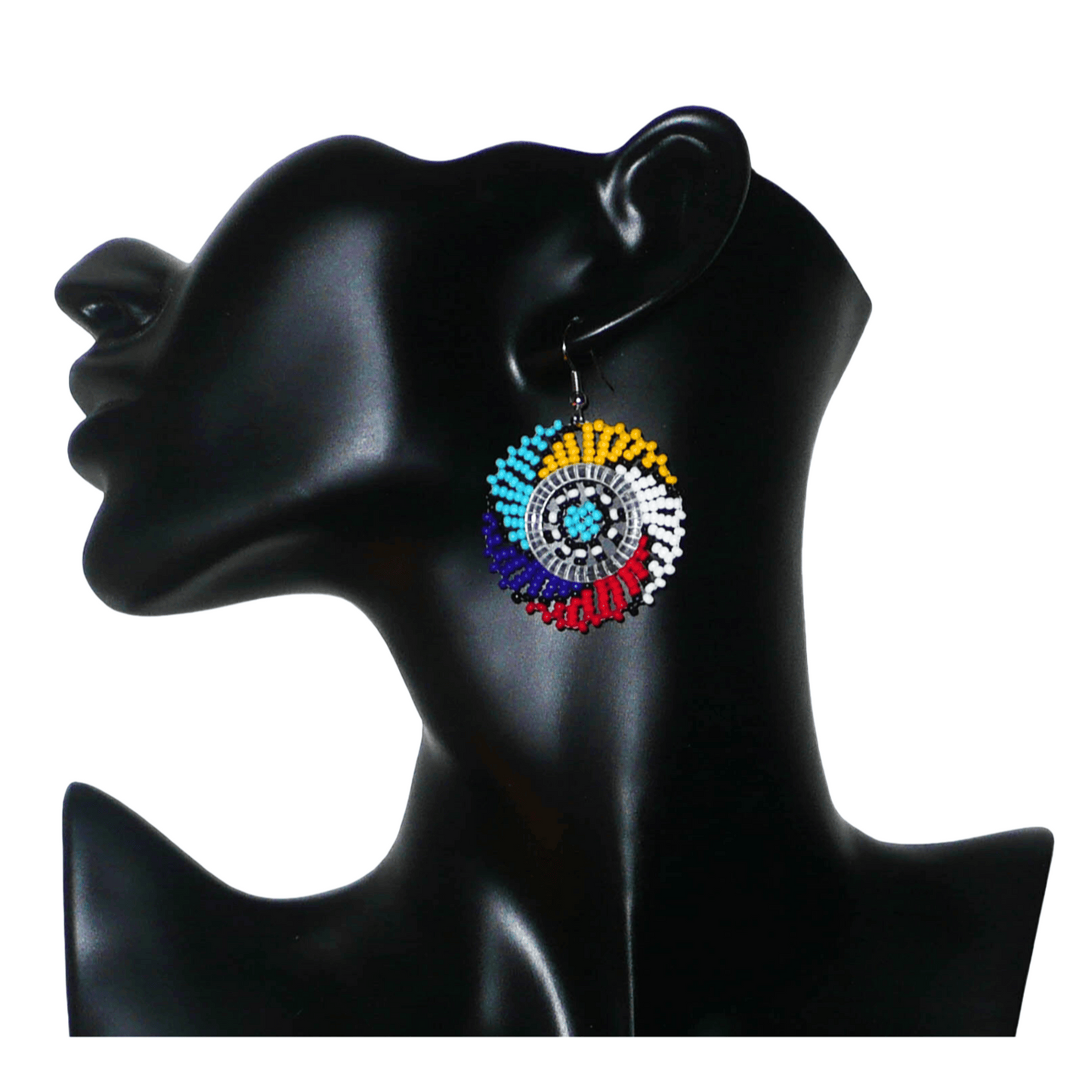 Boucles d'oreilles sud-africaines rondes composées de perles de rocaille multicolores. Elles mesurent 5,5 cm de long et 4 cm de large, et se portent sur des oreilles percées.