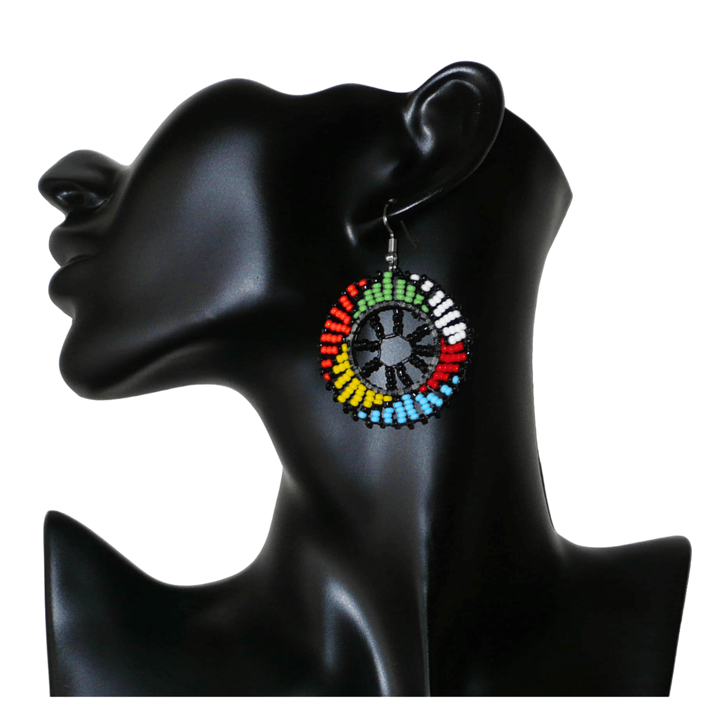 Boucles d'oreilles ethniques rondes à motifs zoulous composées de perles de rocaille noires et multicolores. De taille moyenne et légères à porter, elles mesurent 6 cm de long et 4 cm de large.