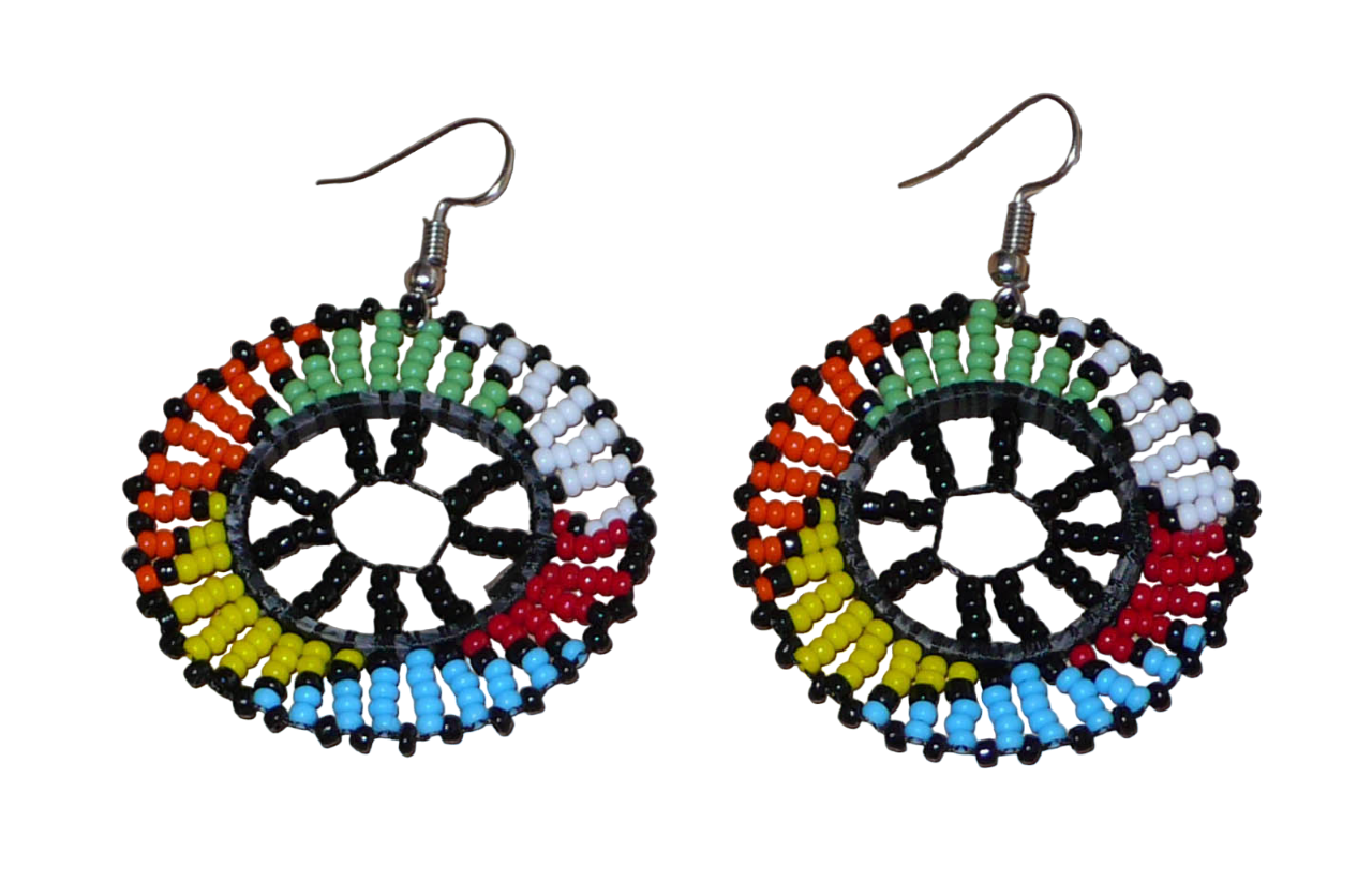 Bijoux traditionnels sud-africains. Boucles d'oreilles ethniques rondes à motifs zoulous composées de perles de rocaille noires et multicolores. De taille moyenne et légères à porter, elles mesurent 6 cm de long et 4 cm de large. Elles se portent avec des crochets en acier inoxydable sur des oreilles percées. Elles sont ici présentées sur un fond blanc.