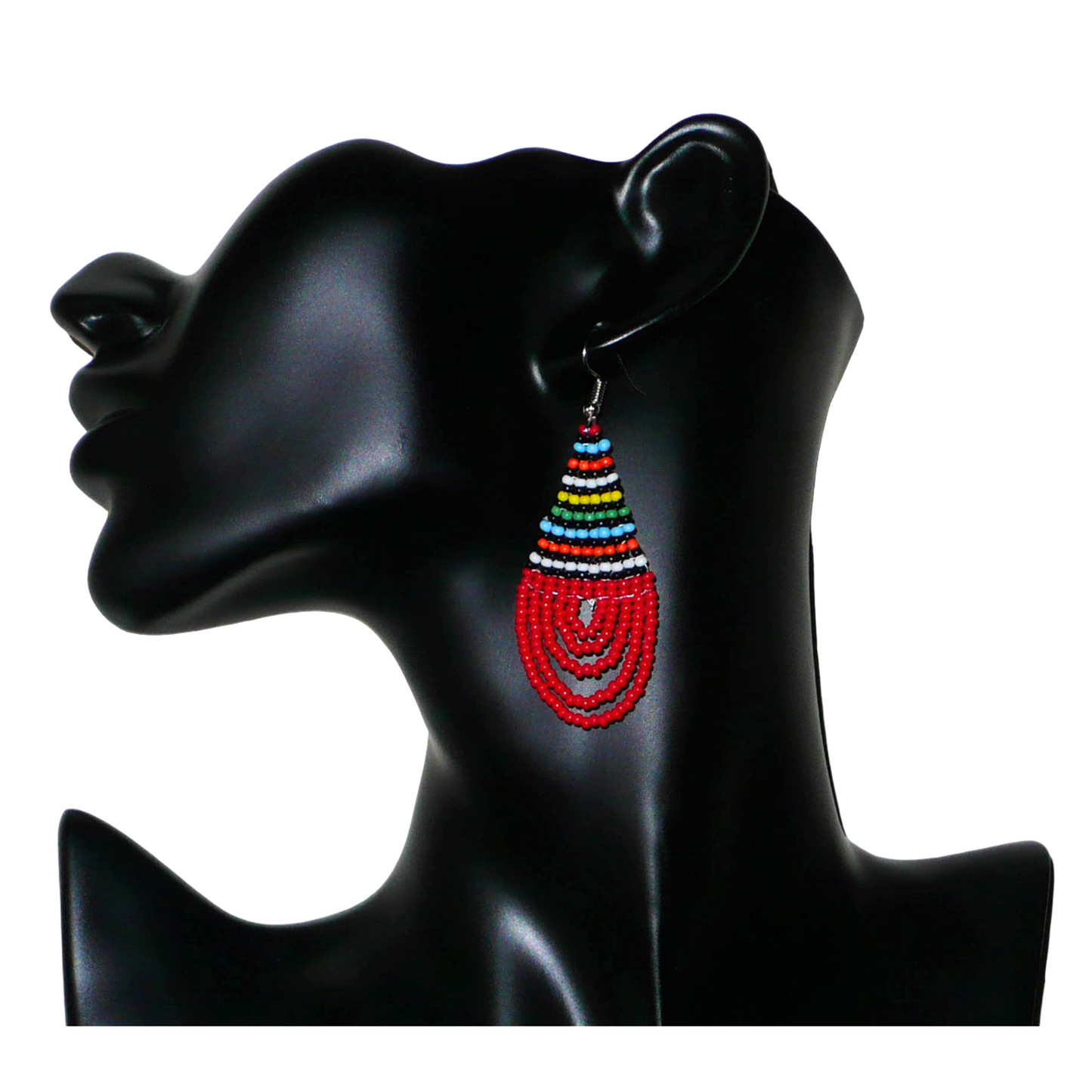 Boucles d'oreilles sud-africaines rouges et multicolores composées de perles de rocaille tissées en forme de gouttes. Elles mesurent 7 cm de long et 2,5 cm de large et se portent sur des oreilles percées.
