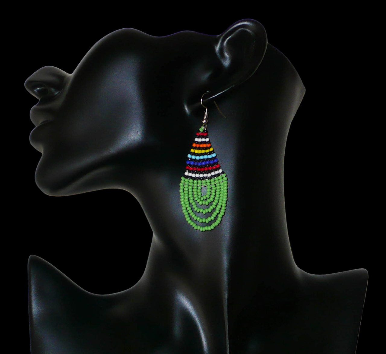Boucles d'oreilles africaines vertes et multicolores de tradition sud-africaine zouloue composées de perles de rocaille tissées en forme de gouttes. Elles mesurent 7 cm de long et 2.5 cm e large.