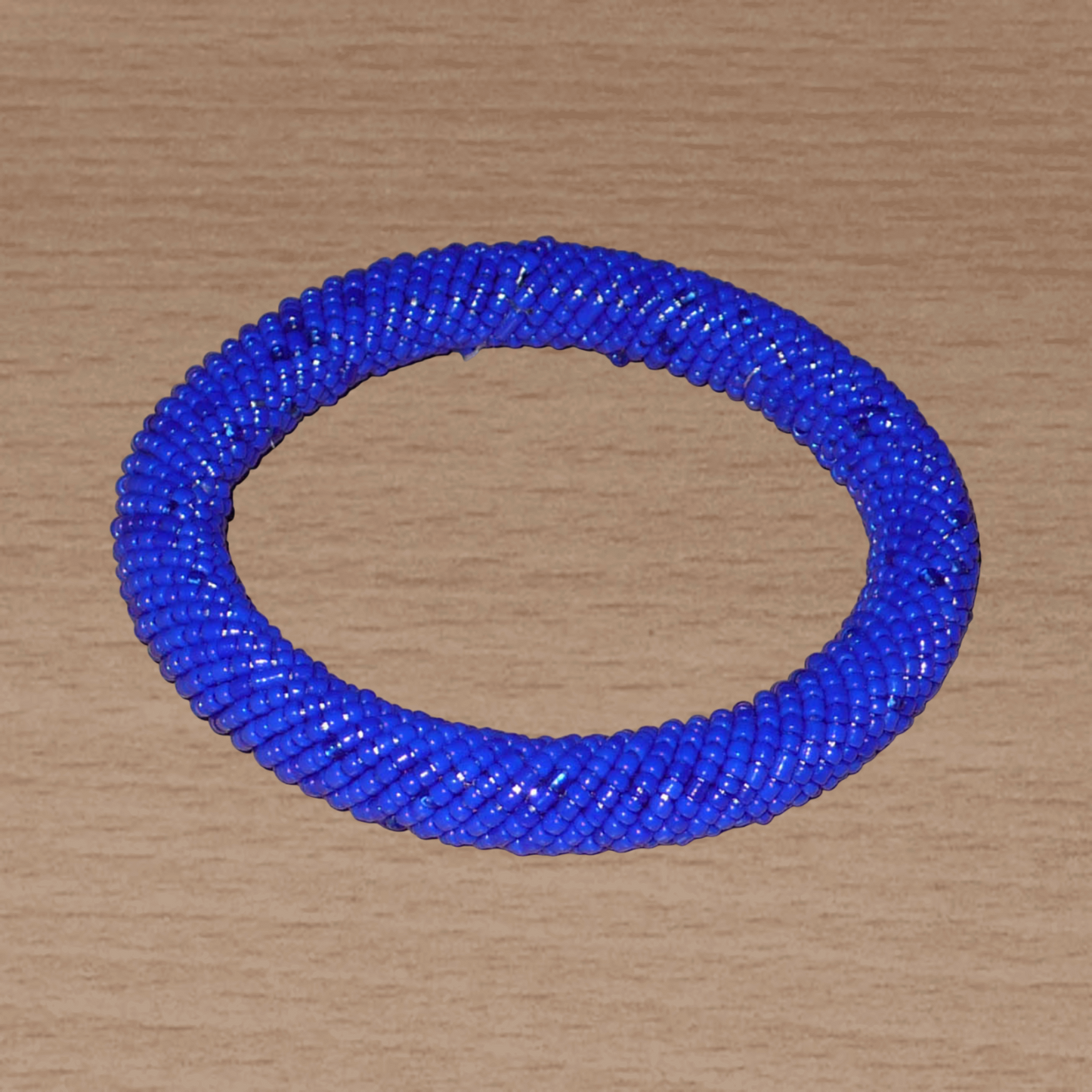 Bracelet africain Massai tubulaire en perles de rocaille bleu roi.