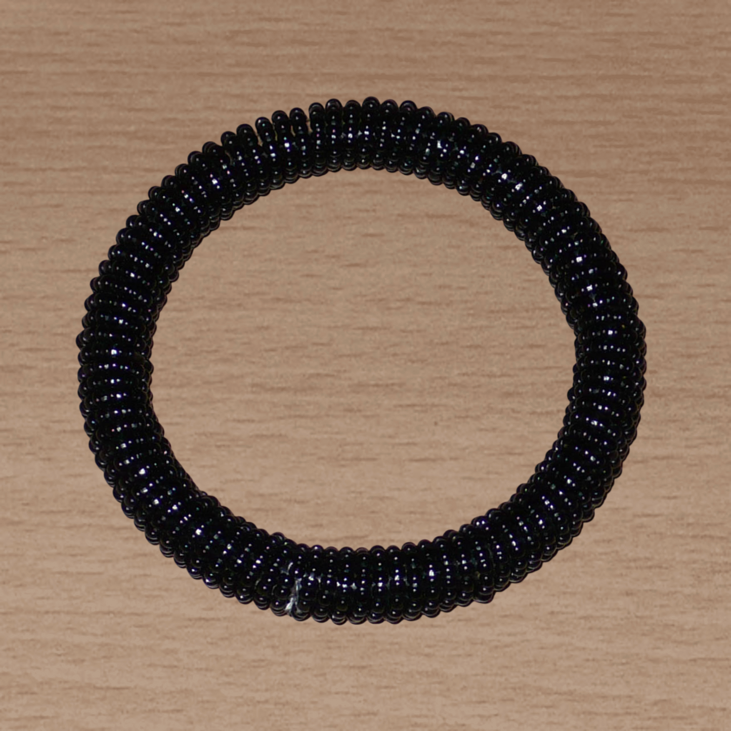 Bracelet africain Massai tubulaire en perles de rocaille noires.