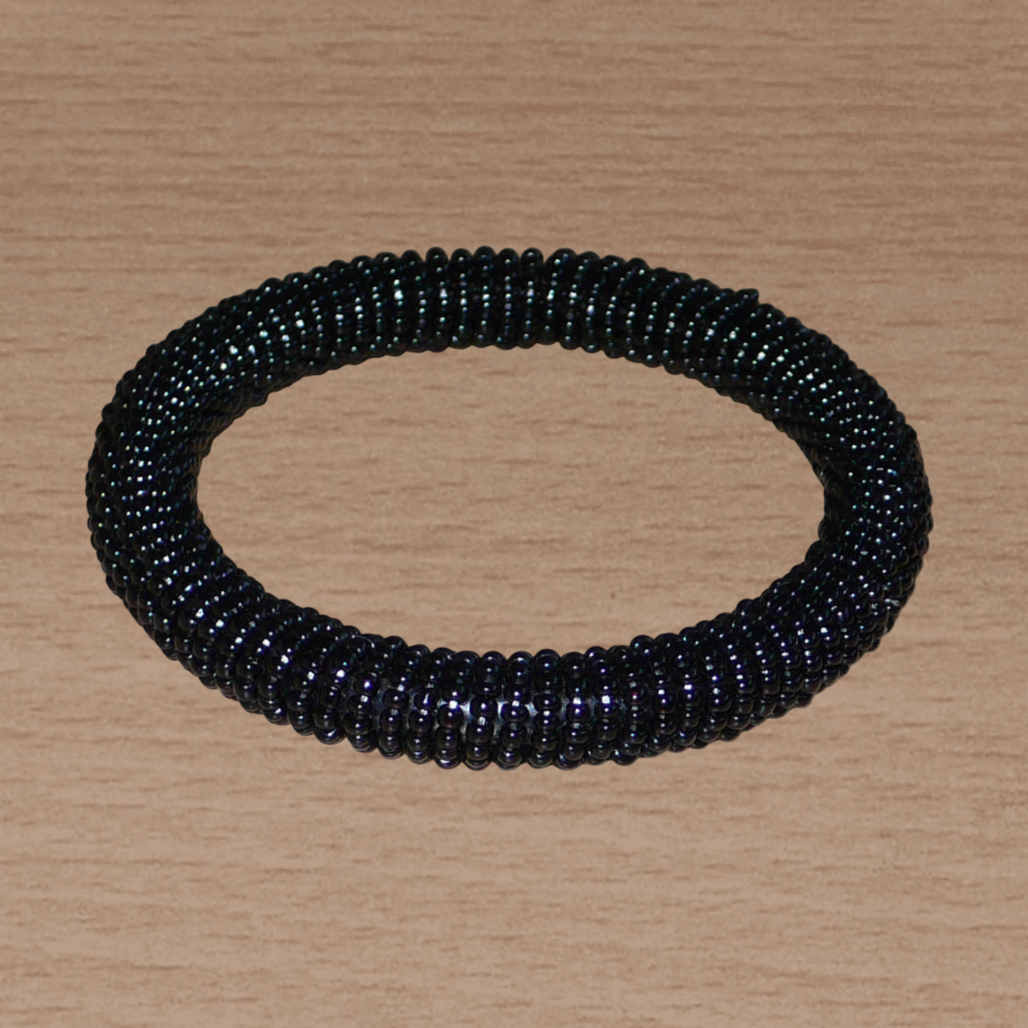 Bracelet africain Massai tubulaire en perles de rocaille noires.