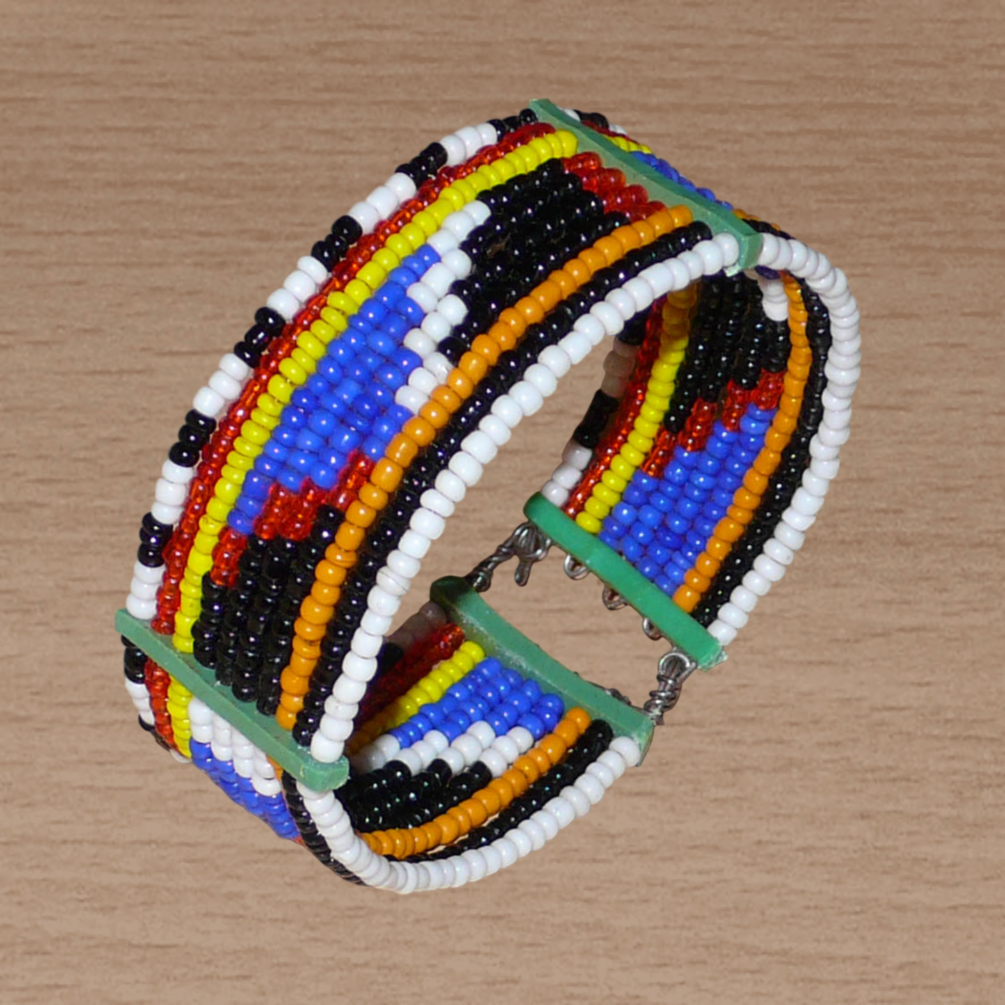 Bracelet africain de tradition ethnique Massai composé de dix rangées de perles de rocaille aux couleurs et motifs tribaux.